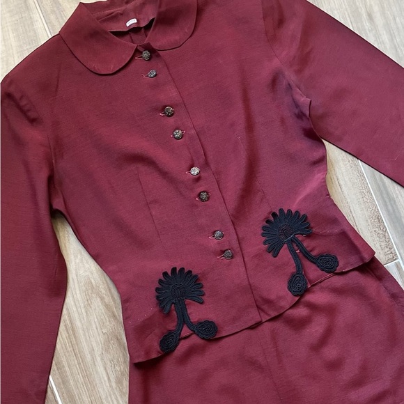 Rare Vintage 1940s maroon red suit, set skirt and jacket with black appliqués - Picture 3 of 10